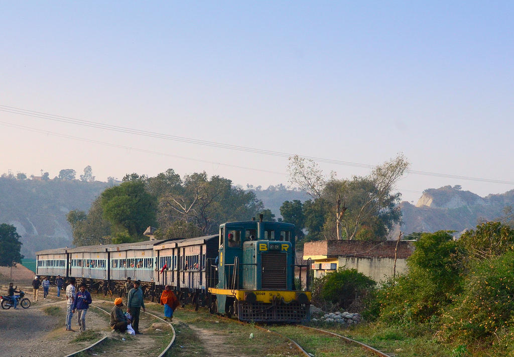 Khaskhabar/नंगल-भाखड़ा बाध को जाने वाले रेल मार्ग के रास्ते आते गाव बरमला 