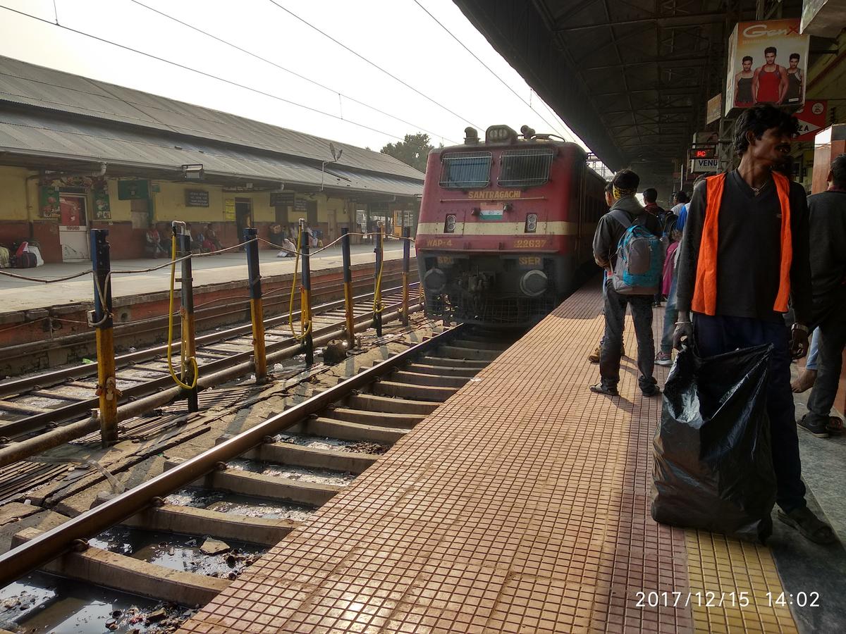 Jharkhand Swarna Jayanti Express (Via Gomoh) (PT)/12818 Travel ...