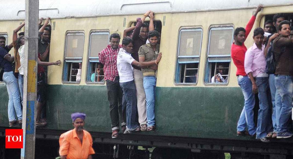 MUMBAI: A constable who was trying to nab a thief in a overcrowded train co...