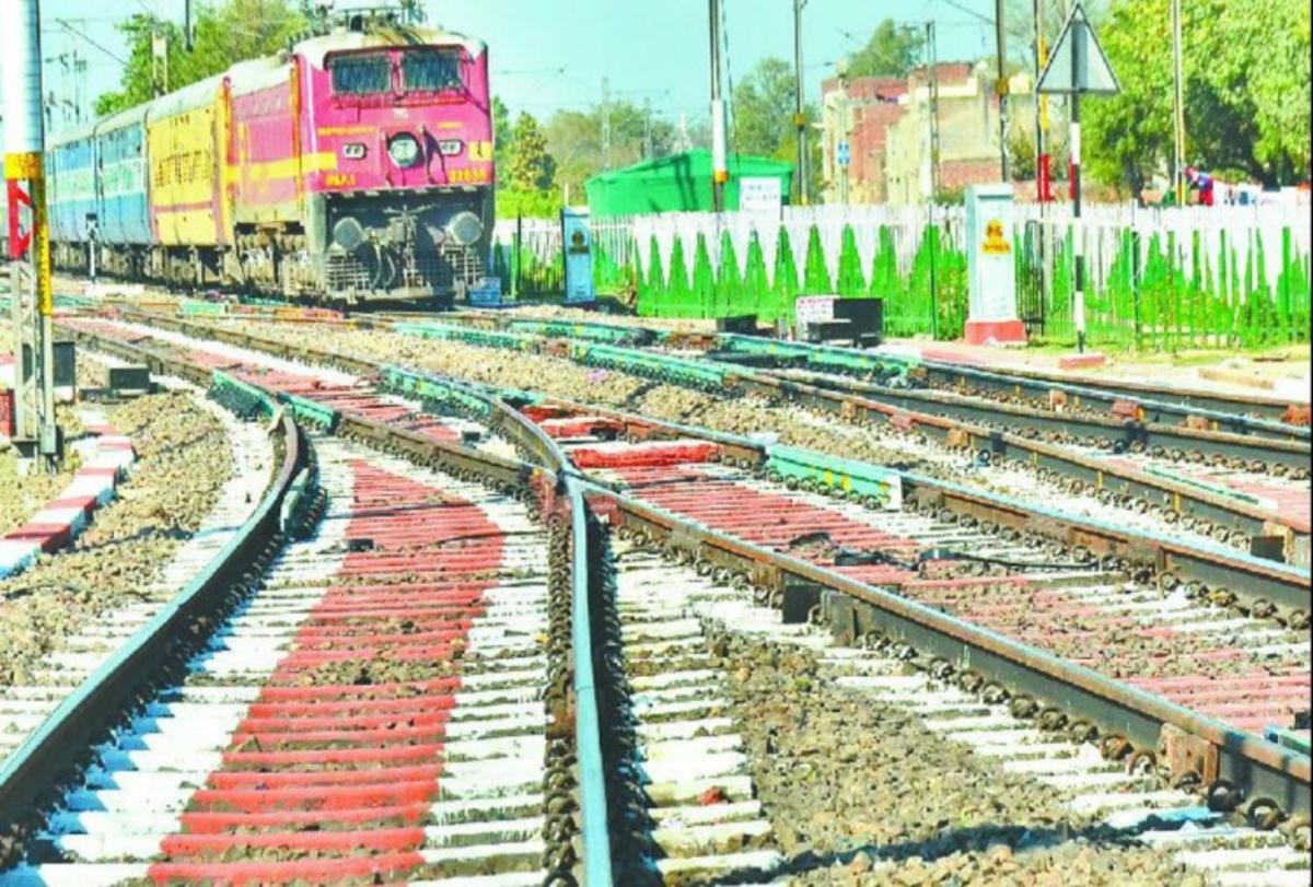Hazrat Nizamuddin - Pune Puja AC SF Special/04418X News - Railway Enquiry