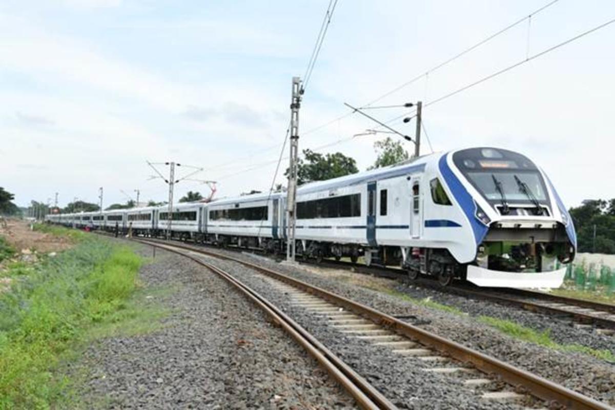 Движение поезда 18. Train 18 indian Railway. Vande Bharat Express. Vande Bharat поезд. Электропоездов Vande Bharat.