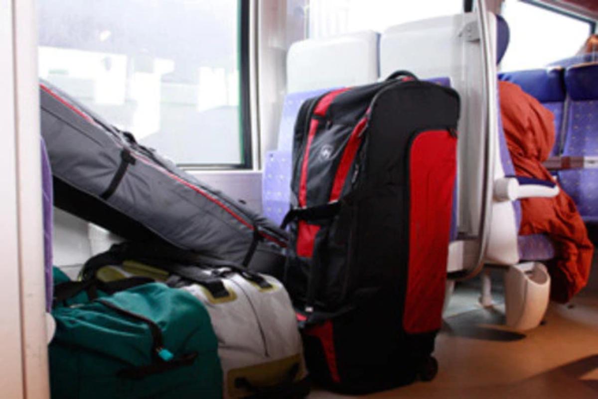 Сколько багажа в поезде. Сапсан место для багажа. В Сапсан с чемоданом. Поезд Ласточка место для багажа. Место для багажа в Сапсане эконом класса.