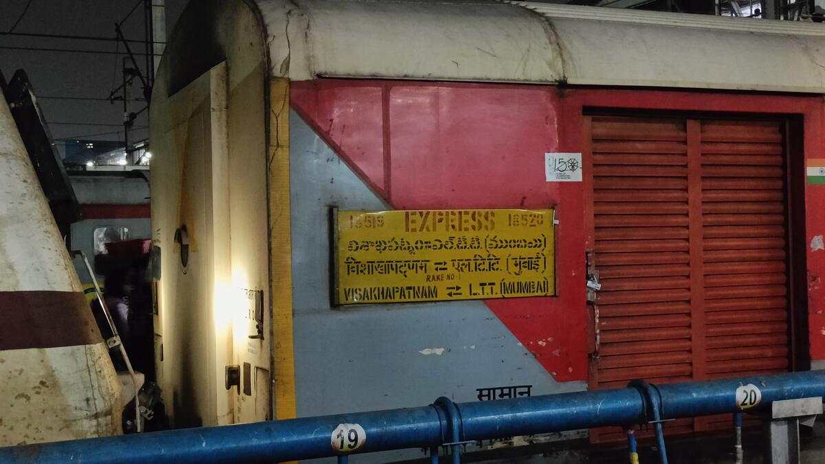 18520/Mumbai LTT - Visakhapatnam Express (Via Vijayawada) (PT